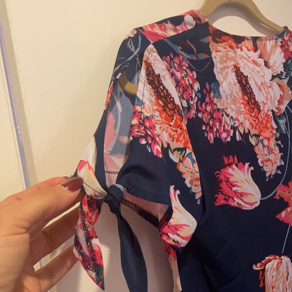 Floral top never worn - Picture 3 of 4